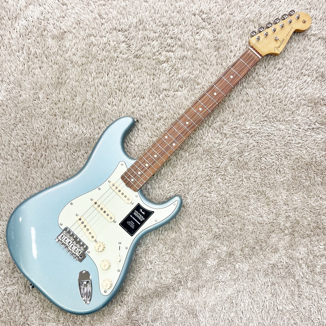 Fender Vintera '60s Stratocaster Ice Blue Metallic / Pau Ferro 