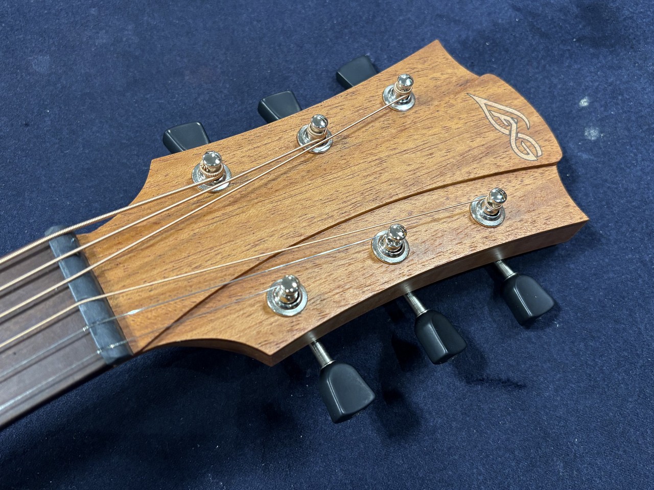 【美品】LAG T70ACE-NAT エレアコ ※新品弦・交換用サドル付き 美品】LAG T70ACE-NAT エレアコ ※新品弦・交換用サドル付き 美品】LAG