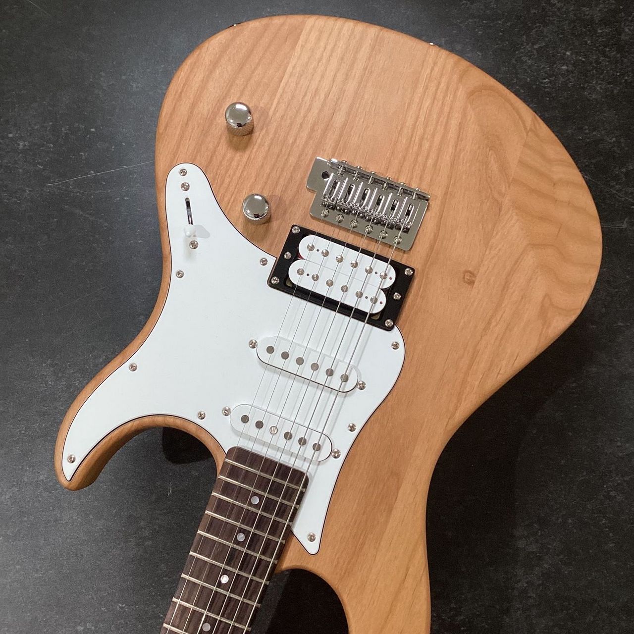 美品【YAMAHA】パシフィカ PAC112V 人気のイエローナチュラルサテン YAMAHAPACIFICA 112VMX -YNS(イエローナチュラルサテン