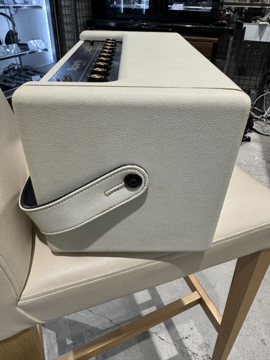 Positive Grid Spark 40 Pearl ギターアンプ ホワイトカラー ベース 