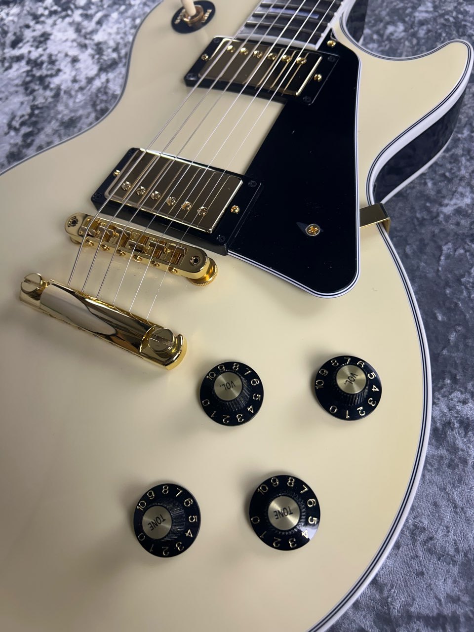 Gibson 【待望の復活】Les Paul Custom 70s Butter Cream S/N