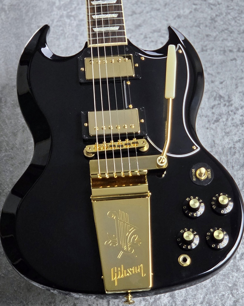 Gibson SG Standard '61 Maestro Vibrola T-Type Ebony Gold Hardware