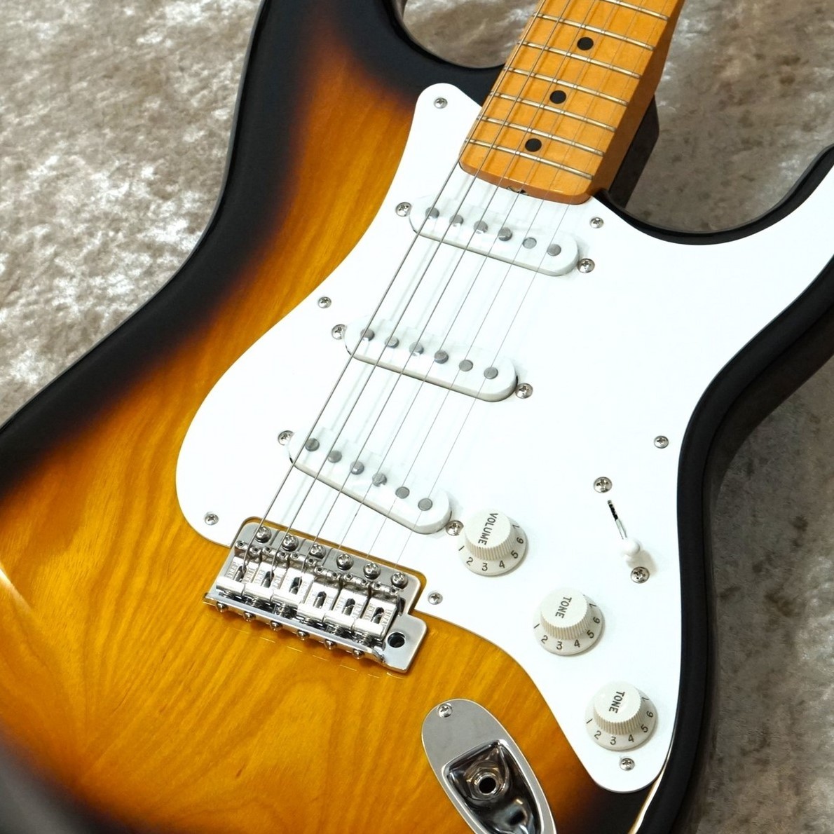 Fender FSR Made in Japan Traditional II 50s Stratocaster -2 Tone 