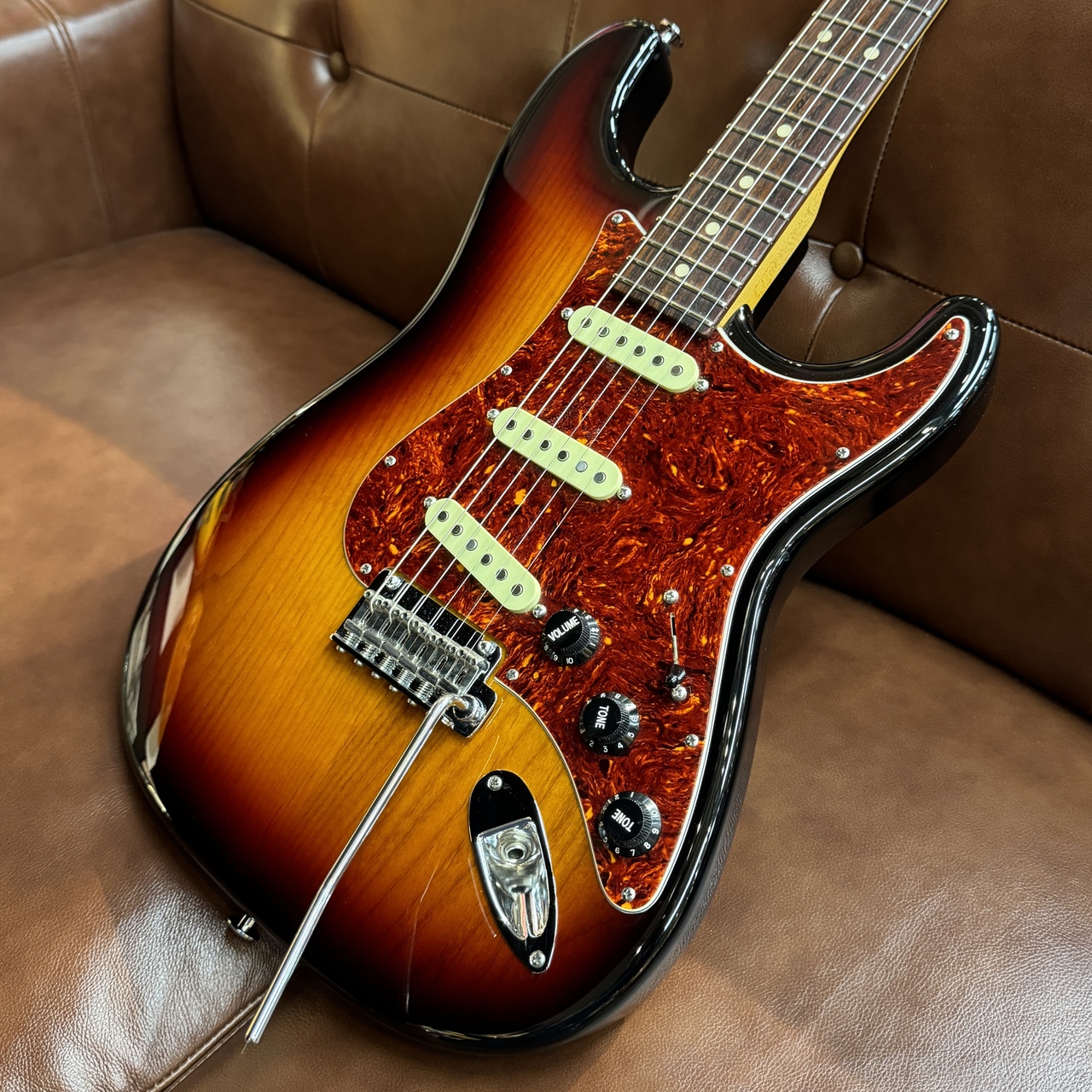 Suhr 【王道スタイル】J Select Classic S SSS ML ~3Tone Sunburst~  2020年代【3.55kg】3Fフロア（中古）【楽器検索デジマート】