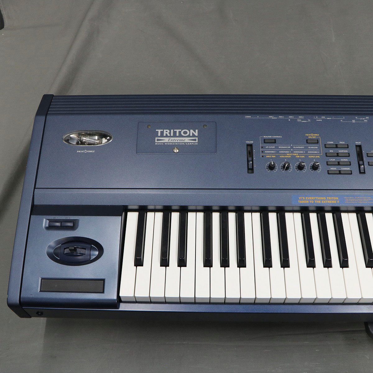 Used Korg TRITON EXTREME 88 W/CASE Vintage 88-Key