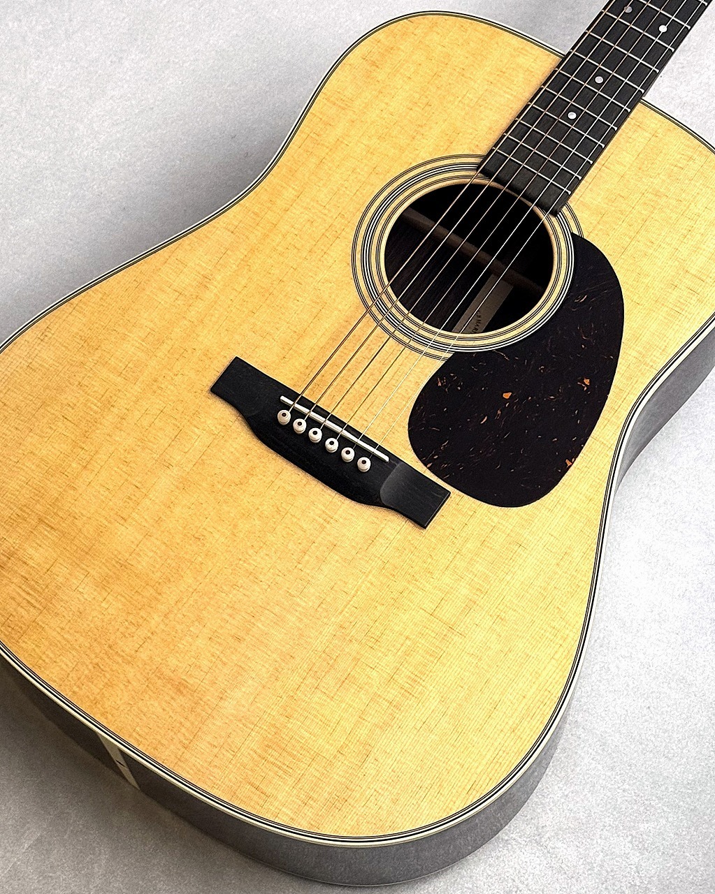 Martin 【空間全体に響き渡る豊潤なサウンド】 D-28 Standard #3073828