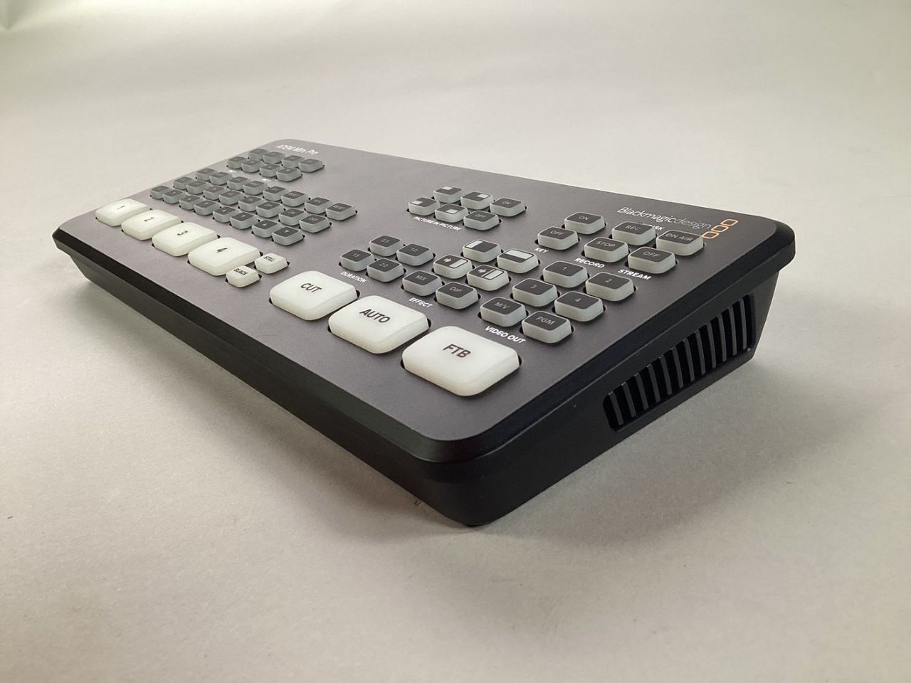 Blackmagic design ATEM Mini 配信スイッチャー ATEM-Mini-1024x464.jpg