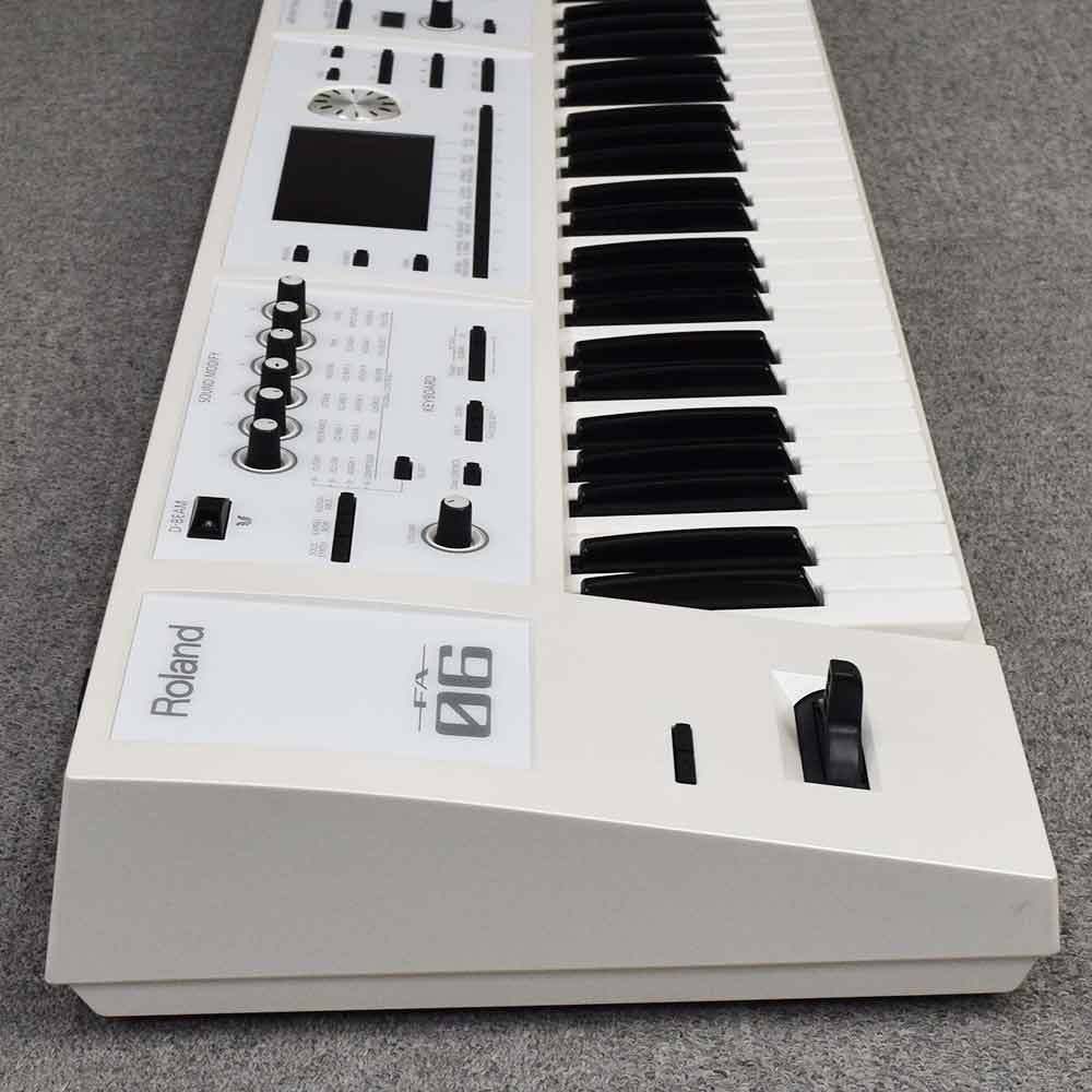 Roland FA-06-SC（限定ホワイト） シンセサイザー 【 中古 】（中古/送料無料）【楽器検索デジマート】