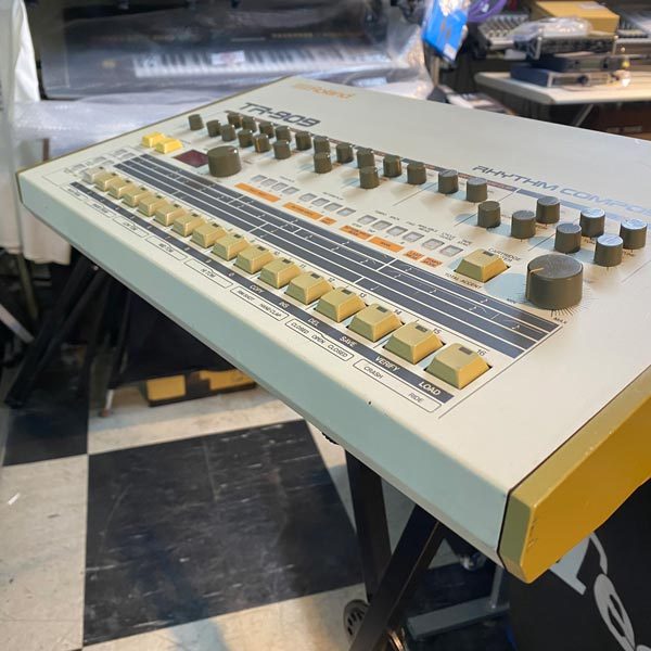 Roland TR-909 後期型 #2（ビンテージ）【楽器検索デジマート】