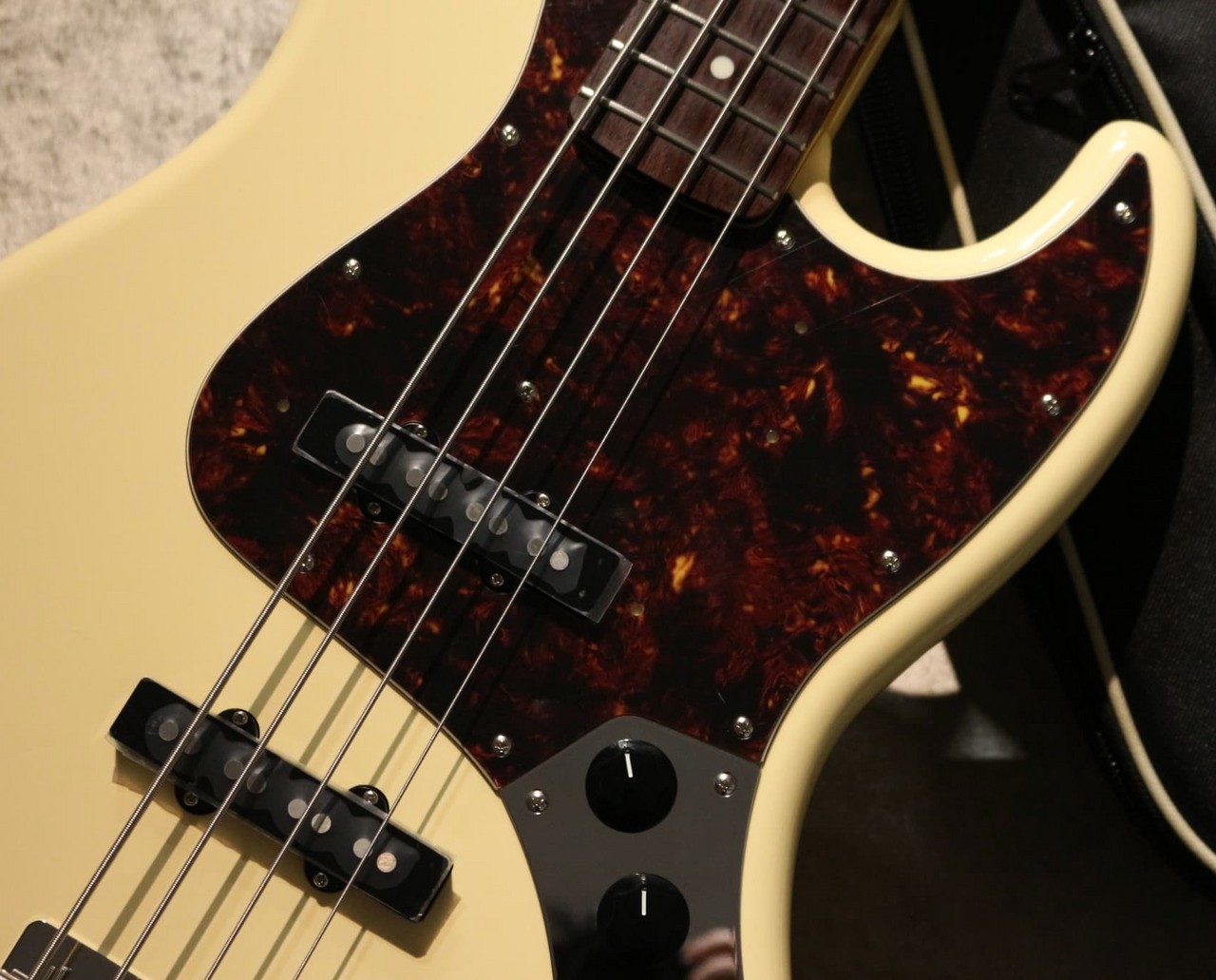 Tokai 【黄色味強めカスタムカラー!!】AJB-144 -Vintage White