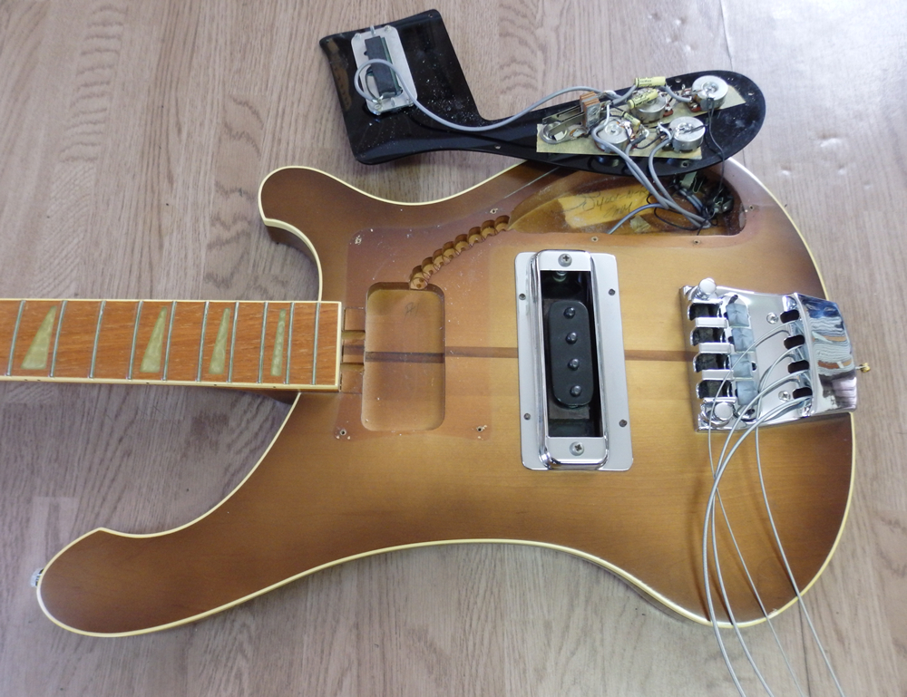 Rickenbacker 4001（ビンテージ）【楽器検索デジマート】