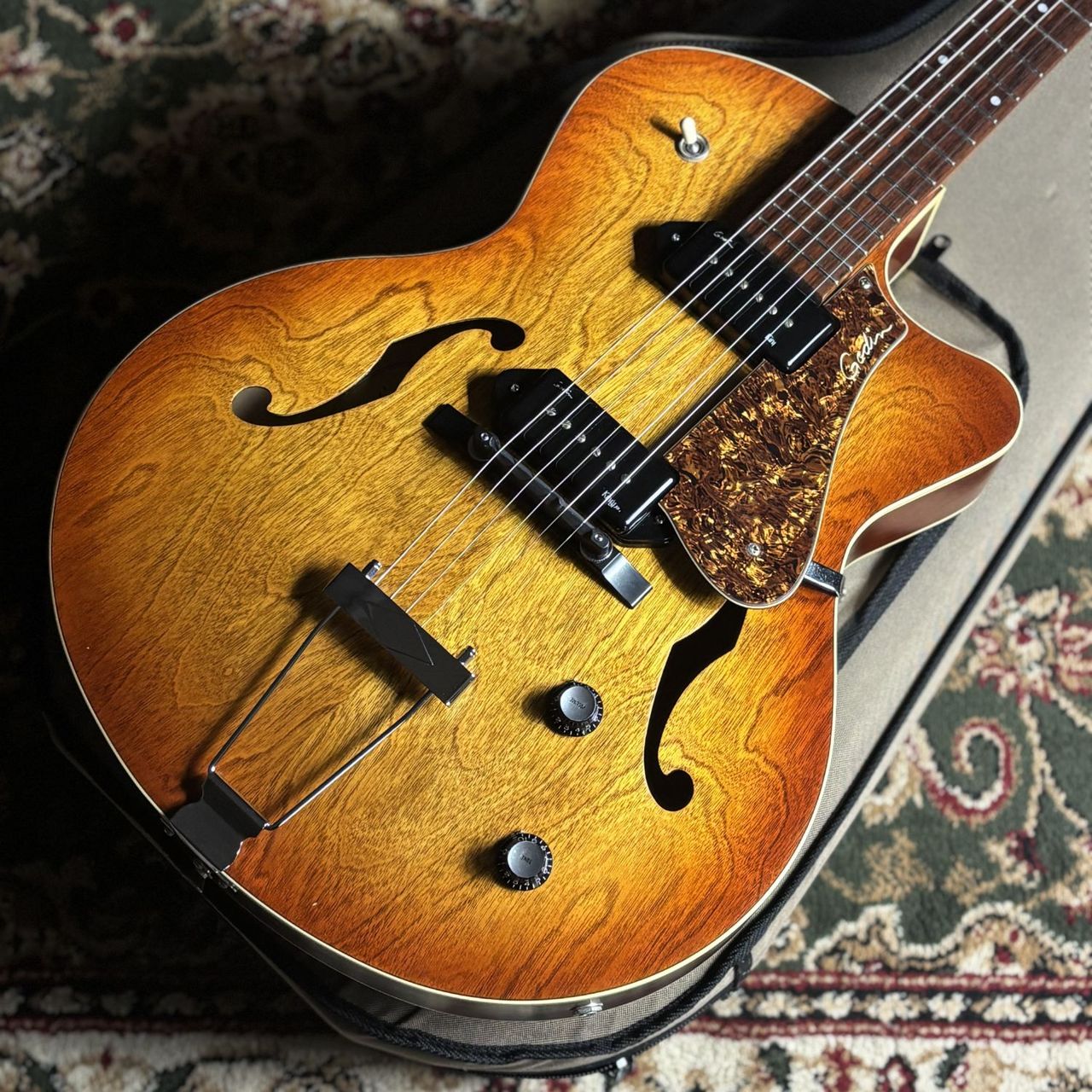 Godin 5th Avenue CW KingpinII Color:Cognac Burst 2.4Kg SN