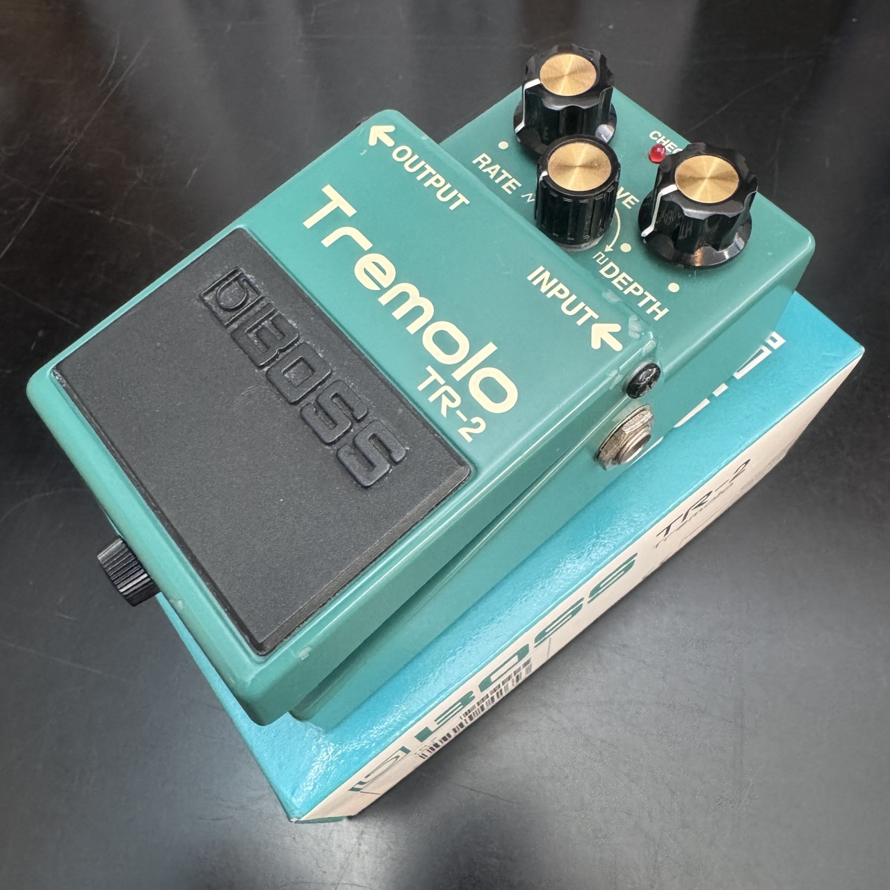 BOSS TR-2 トレモロエフェクター BOSS / TR-2の特徴や使い方などを解説レビュー。クセが少なく初心者