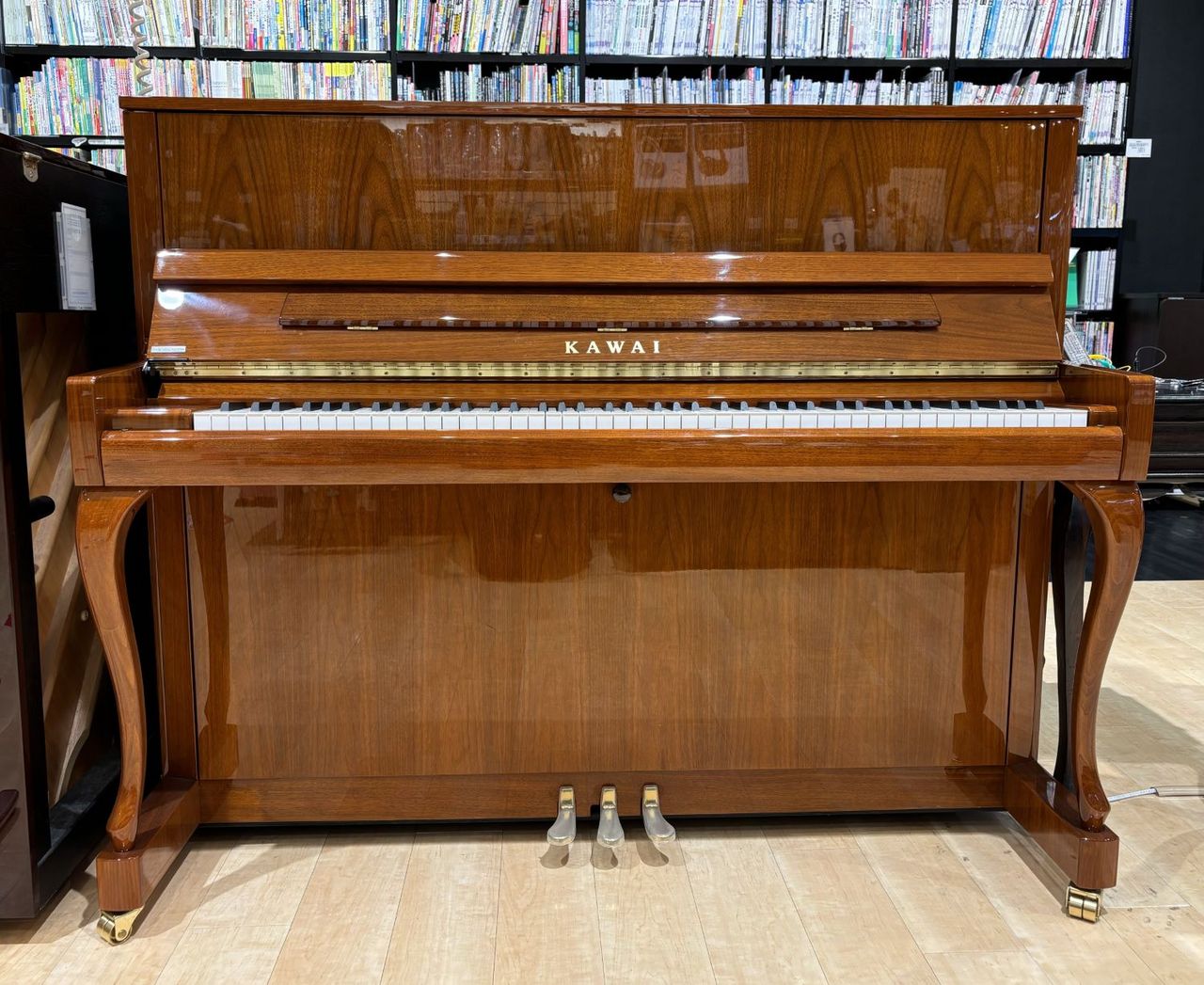 KAWAI K-300SF WNP 【展示品特価】 ウォルナット艶出し仕上げ アップ 