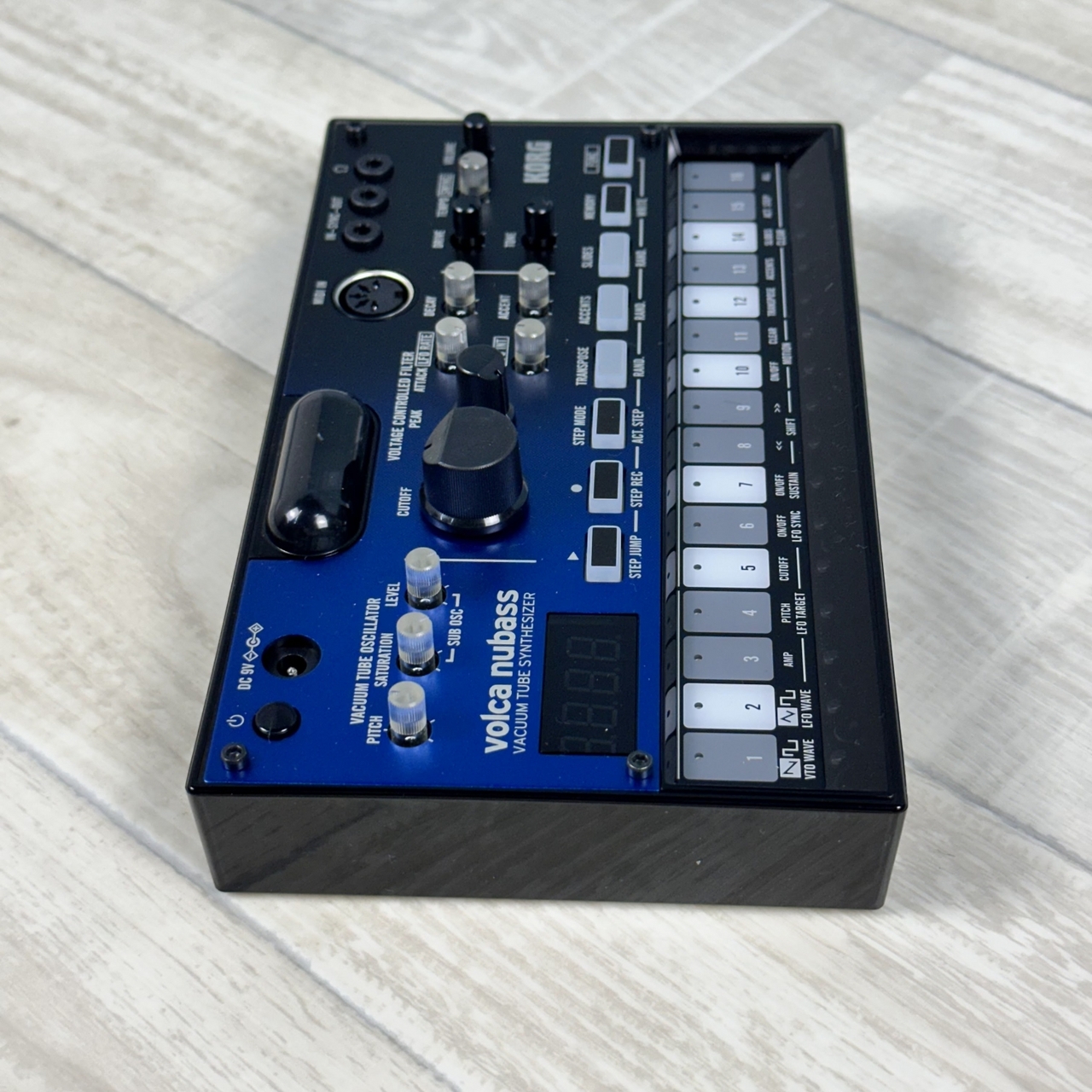 KORG volca nubass VACUUM TUBE SYNTHESIZER【アウトレット特価!!】（B