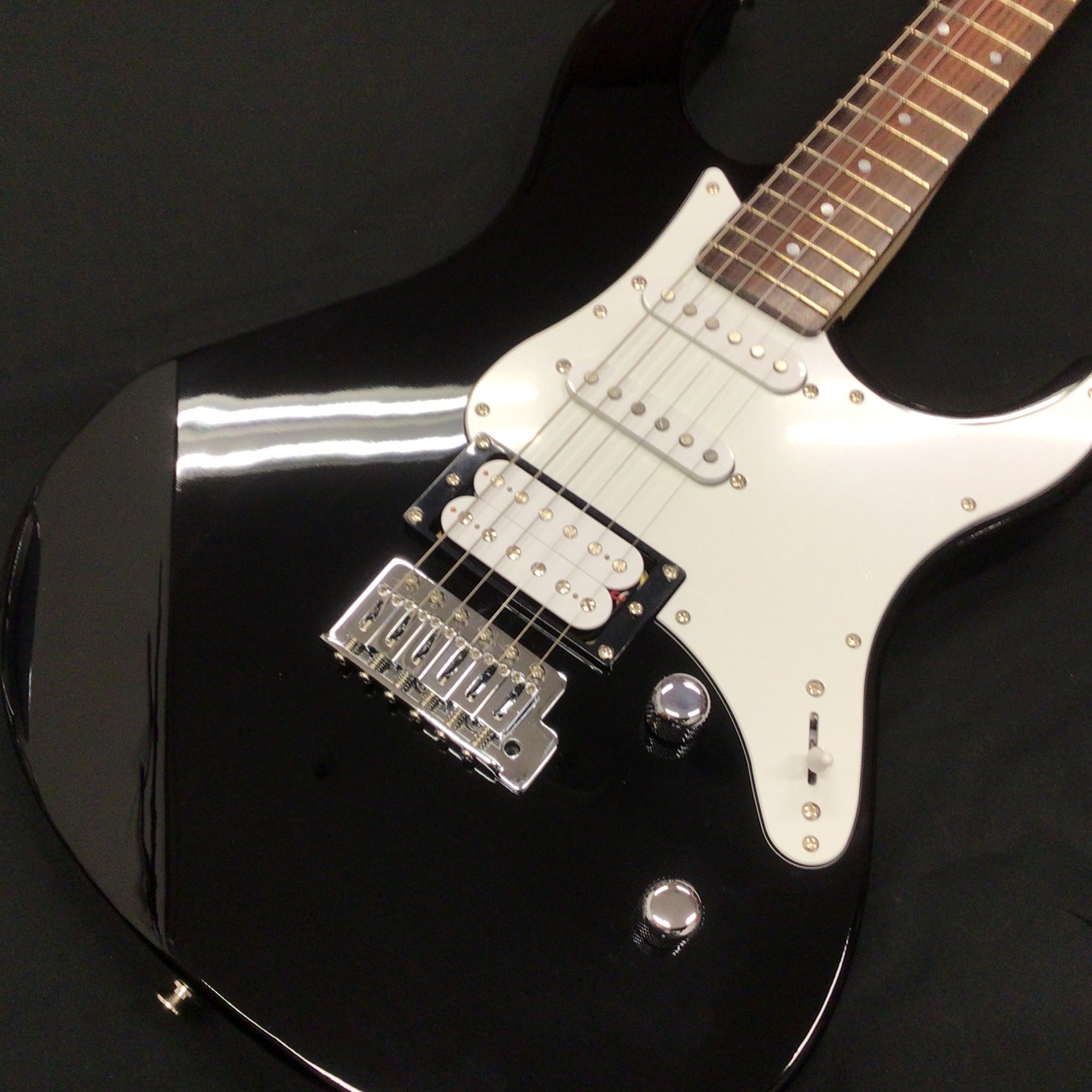 お値下げあり！Yamaha PACIFICA 112v ブラック Yamaha Pacifica 112 V, Black at Gear4music