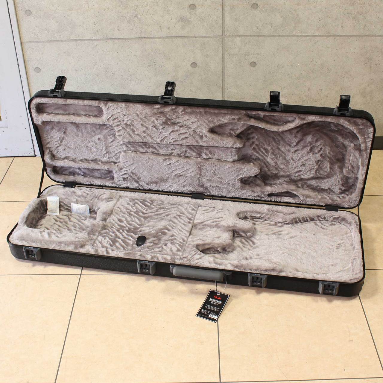 ベース FENDER DELUXE MOLDED CASE ELECTRIC BASS Fender Deluxe Molded Bass Case - Black | Sweetwater