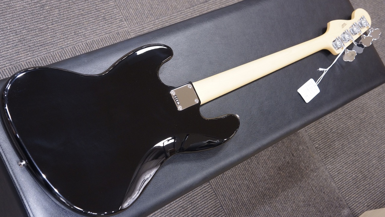 Fender Standard Jazz Bass Maple Fingerboard Black Pickguard