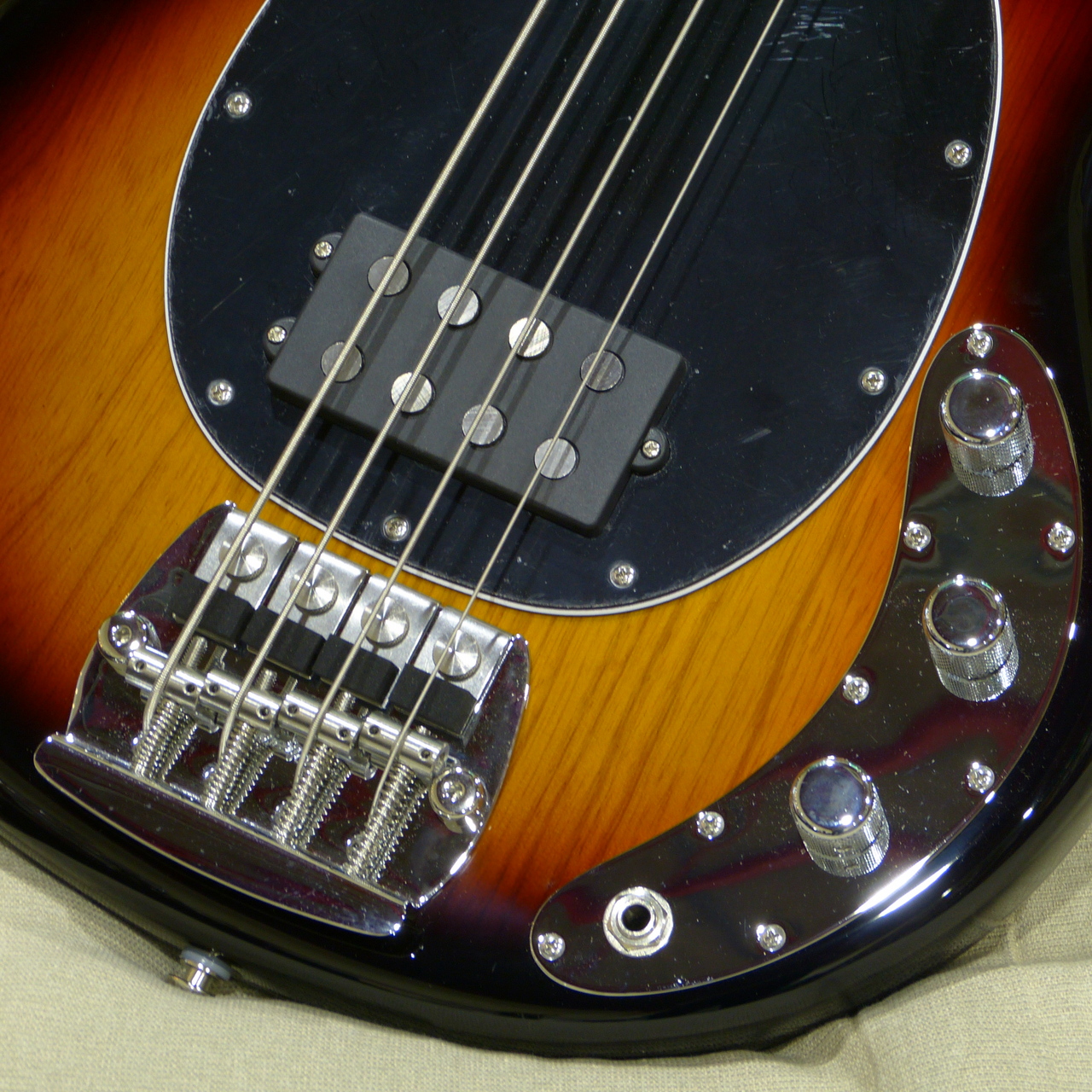 Music Man StingRay サンバースト ☆5月6日まで最終値下げ☆ Music Man StingRay サンバースト ☆5月6日まで最終値下げ
