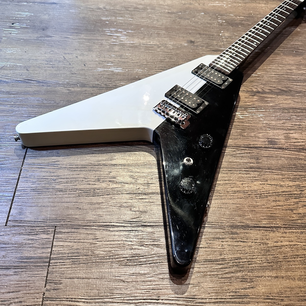 Morris Hurricane Vivian Black White 1980s V Style Electric Guitar