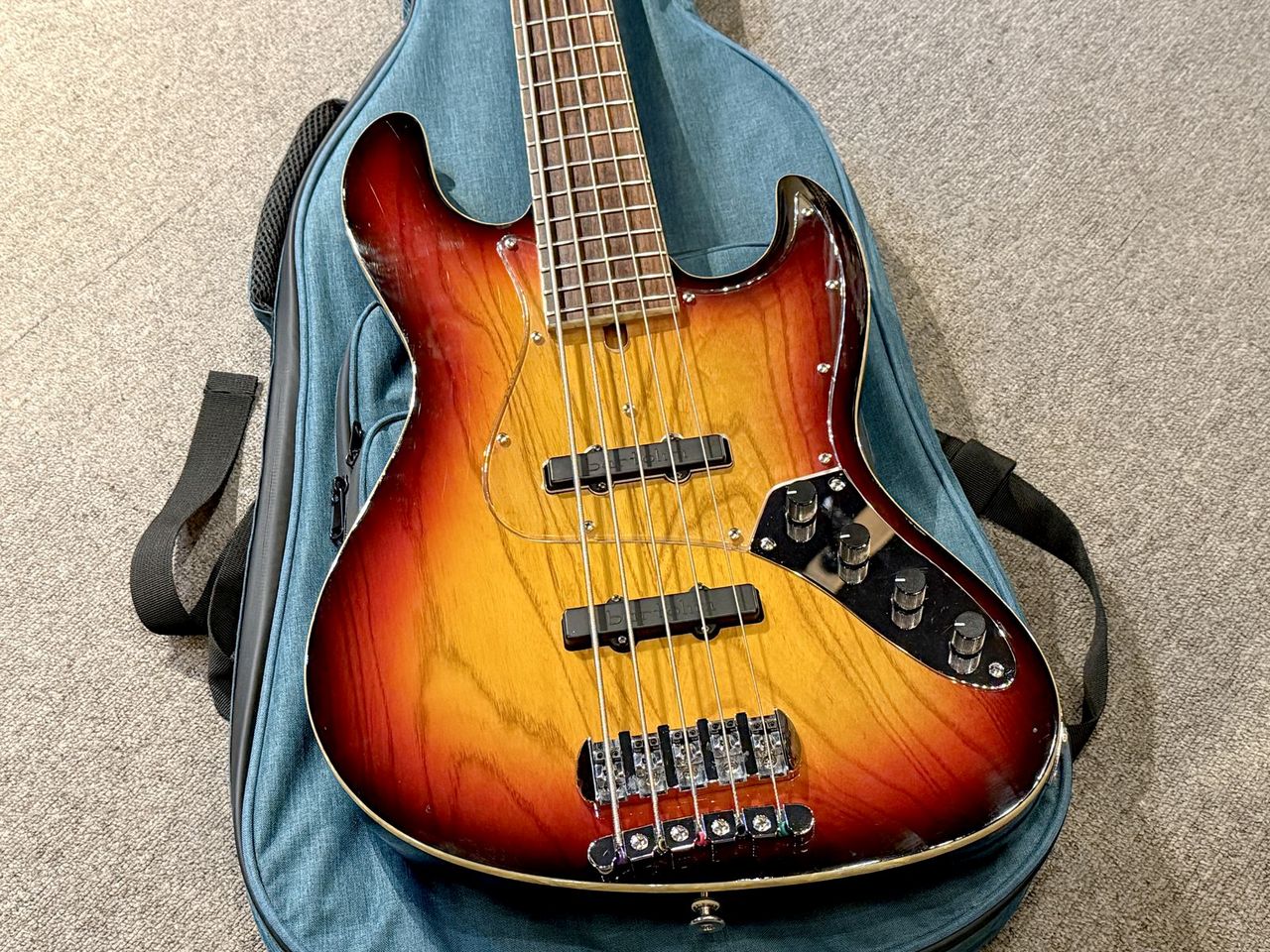 【希少品】Bacchus Handmade Series Venus 5 Bacchus Handmade Series Venus 5 Fretless 税込販売価格 ￥89,800