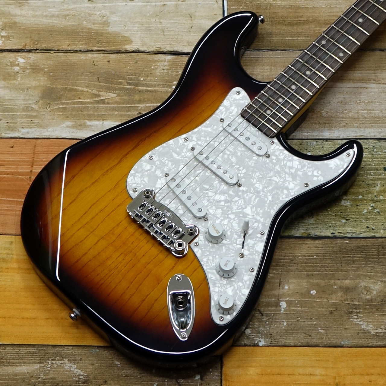 G&L Tribute Series Legacy 3TS (3トーンサンバースト)（新品）【楽器