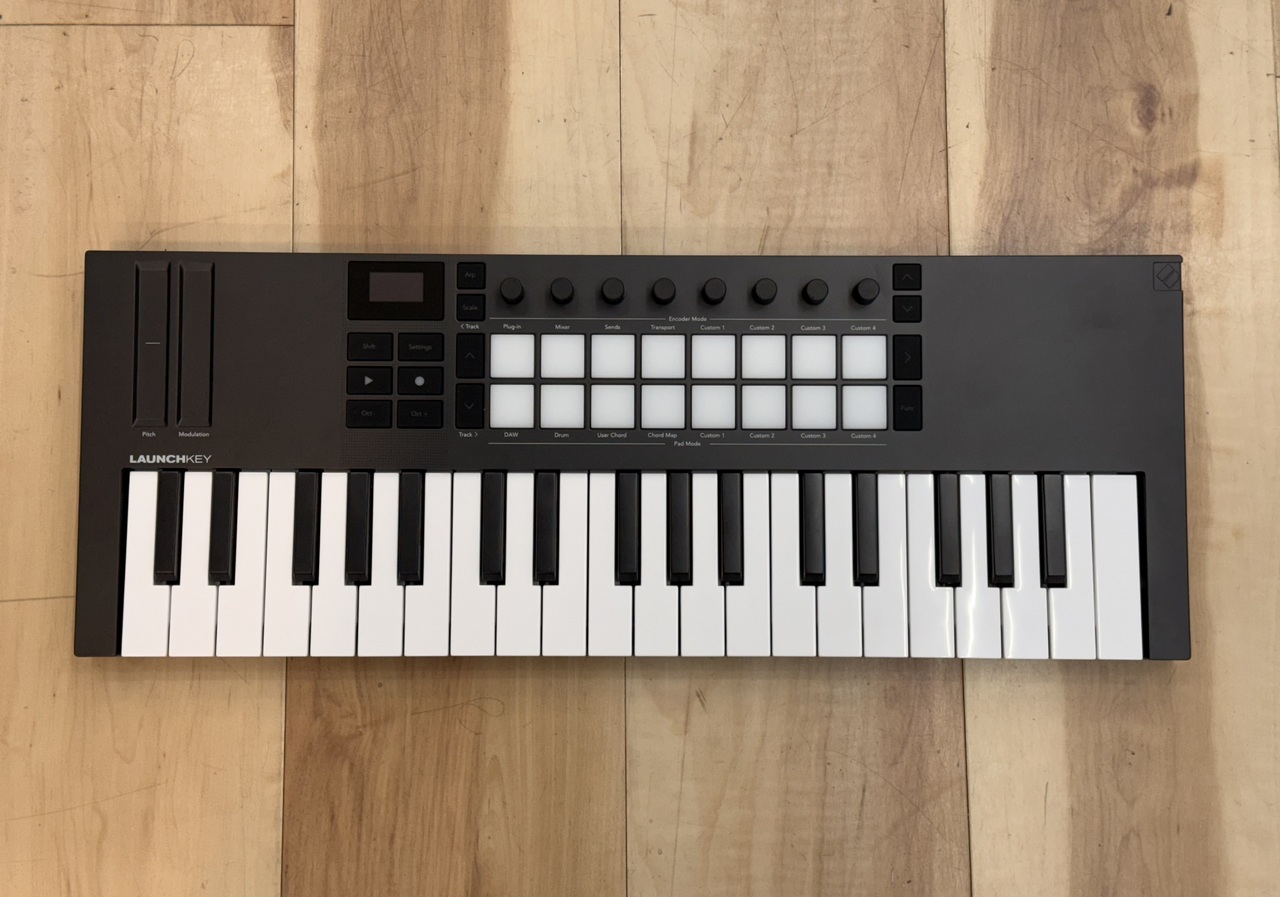 Launchkey Mini 37 美品 ソフト未使用 NOVATION ( ノベーション ) Launchkey Mini 37 MK4 USB-MIDI