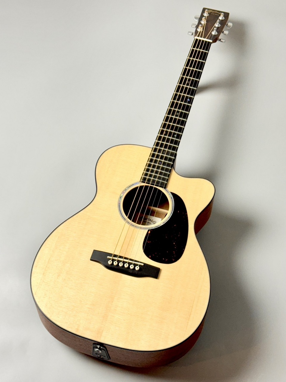 Martin 【取り回しの良い小ぶりなエレアコ!】000CJrE S/N 3026378
