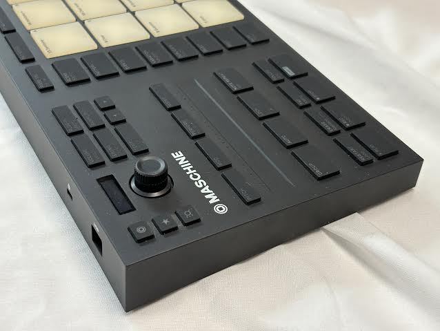 MASCHINE MIKRO MK3　中古美品　動作品　IDなし 中古品】Native Instruments/ビートプロダクション/MASCHINE MIKRO MK3