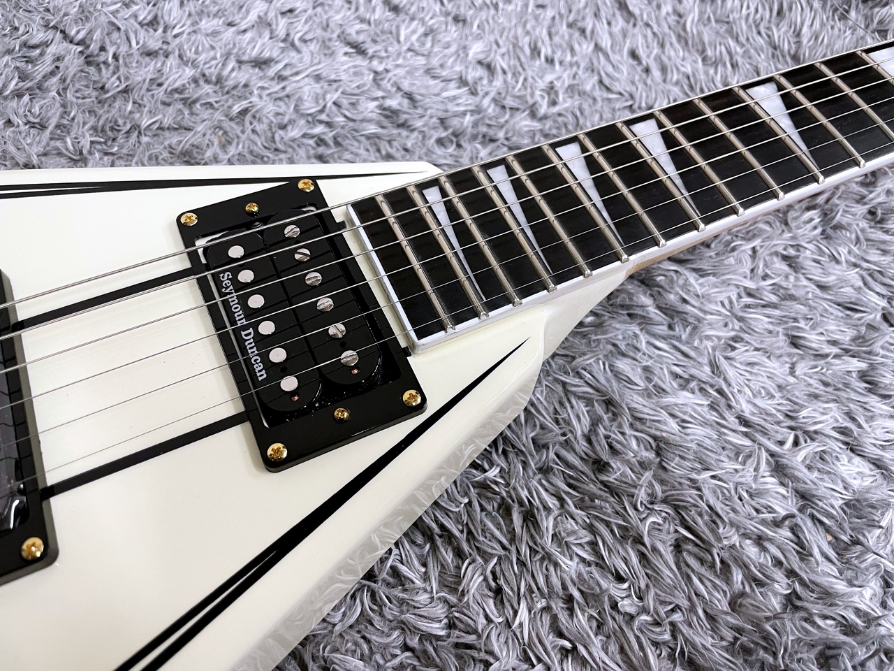 Jackson Pro Series Rhoads RR3 Ivory with Black Pinstripes （新品