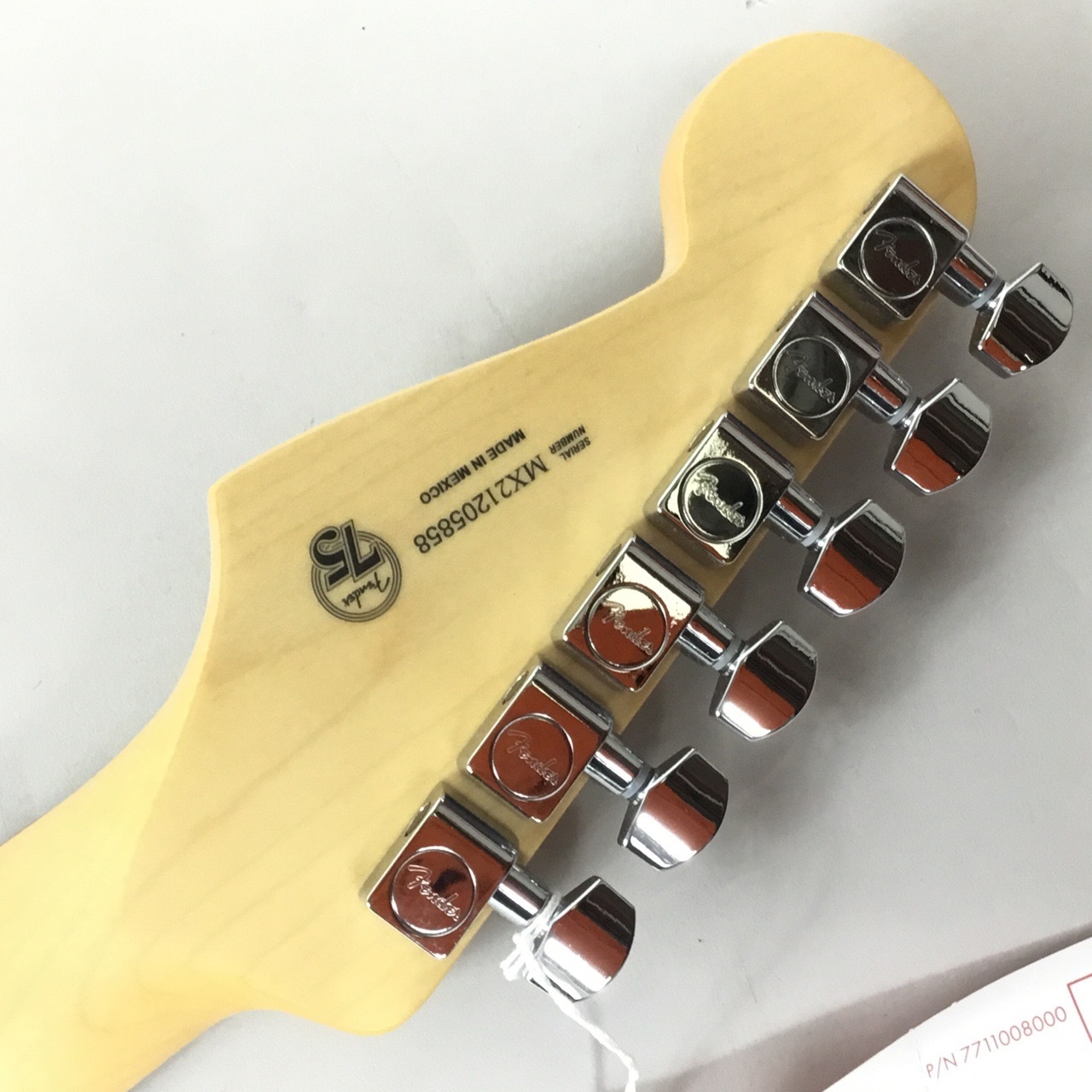 Fender Player Stratocaster HSS Pau Ferro Fingerboard Capri Orange Fender Player Stratocaster HSS Pau Ferro Fingerboard Capri Orange