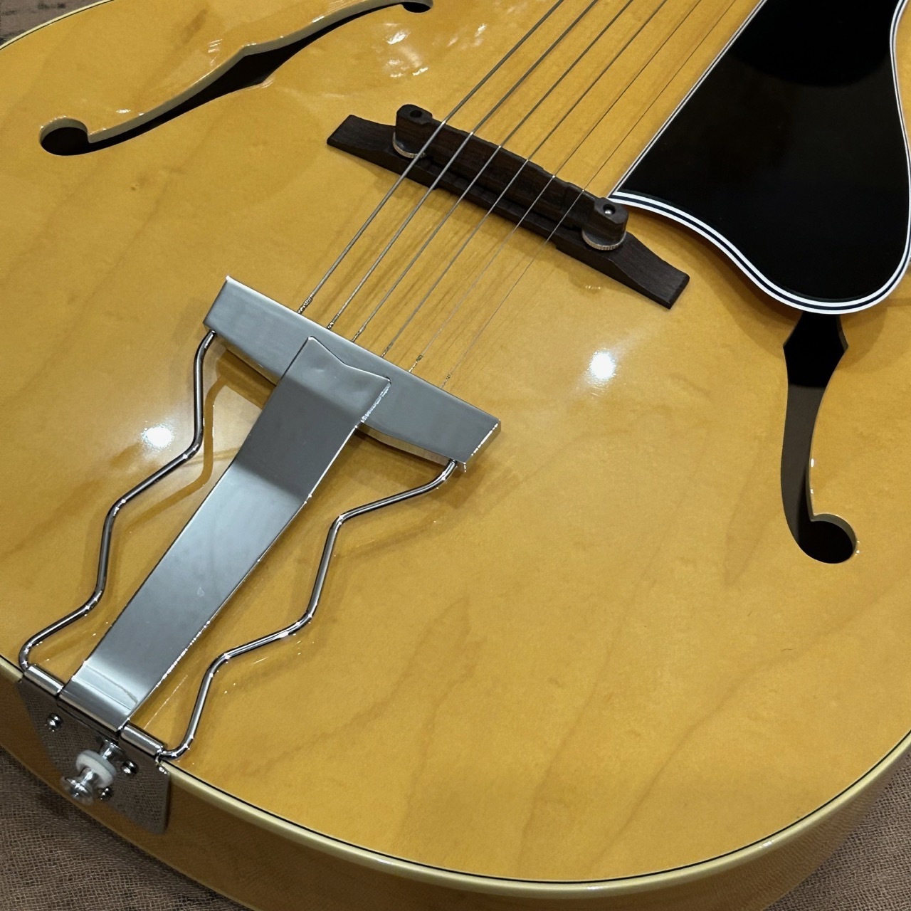 Archtop Tribute AT102 Acousutic Custom LAN (Light Amber Natural