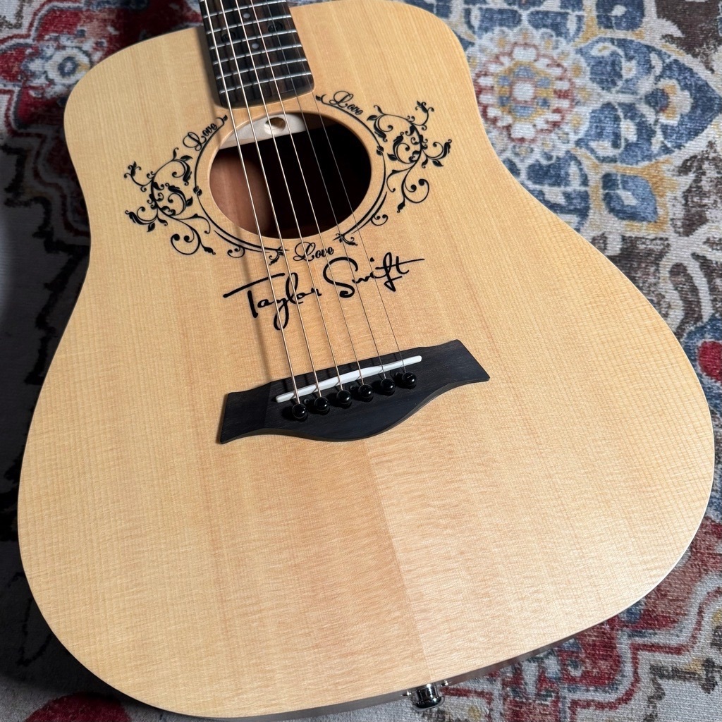 Taylor Swift シグネチャーアコースティックギター 入荷情報】 Taylor Swiftシグネチュアモデル・ミニギター！｜島村楽器