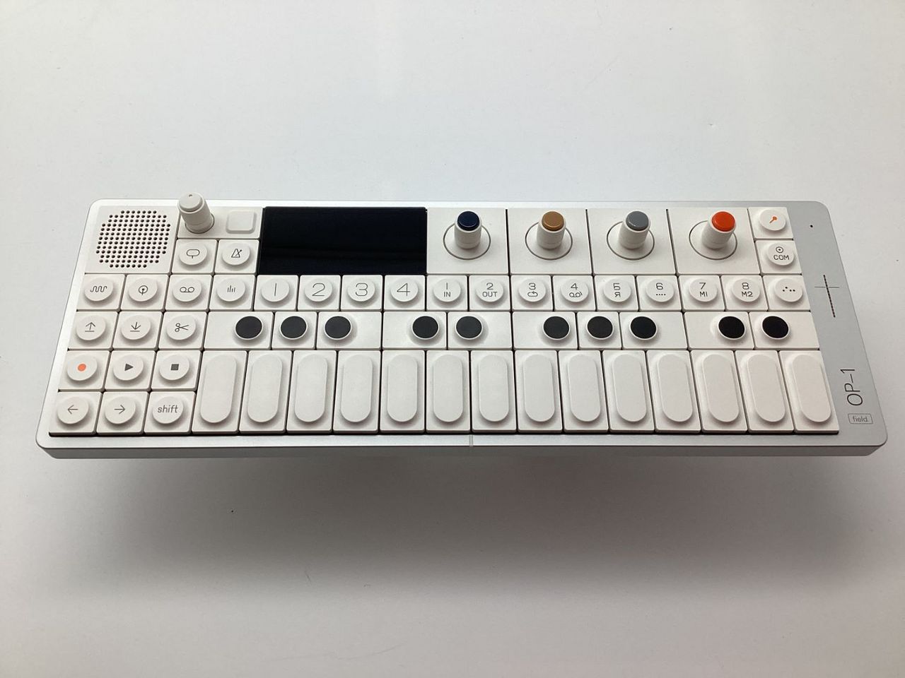 【美品】teenage engineering op-1 field ケース付 ティーンエイジエンジニアリング OP-1 / OP1 フィールドソフト
