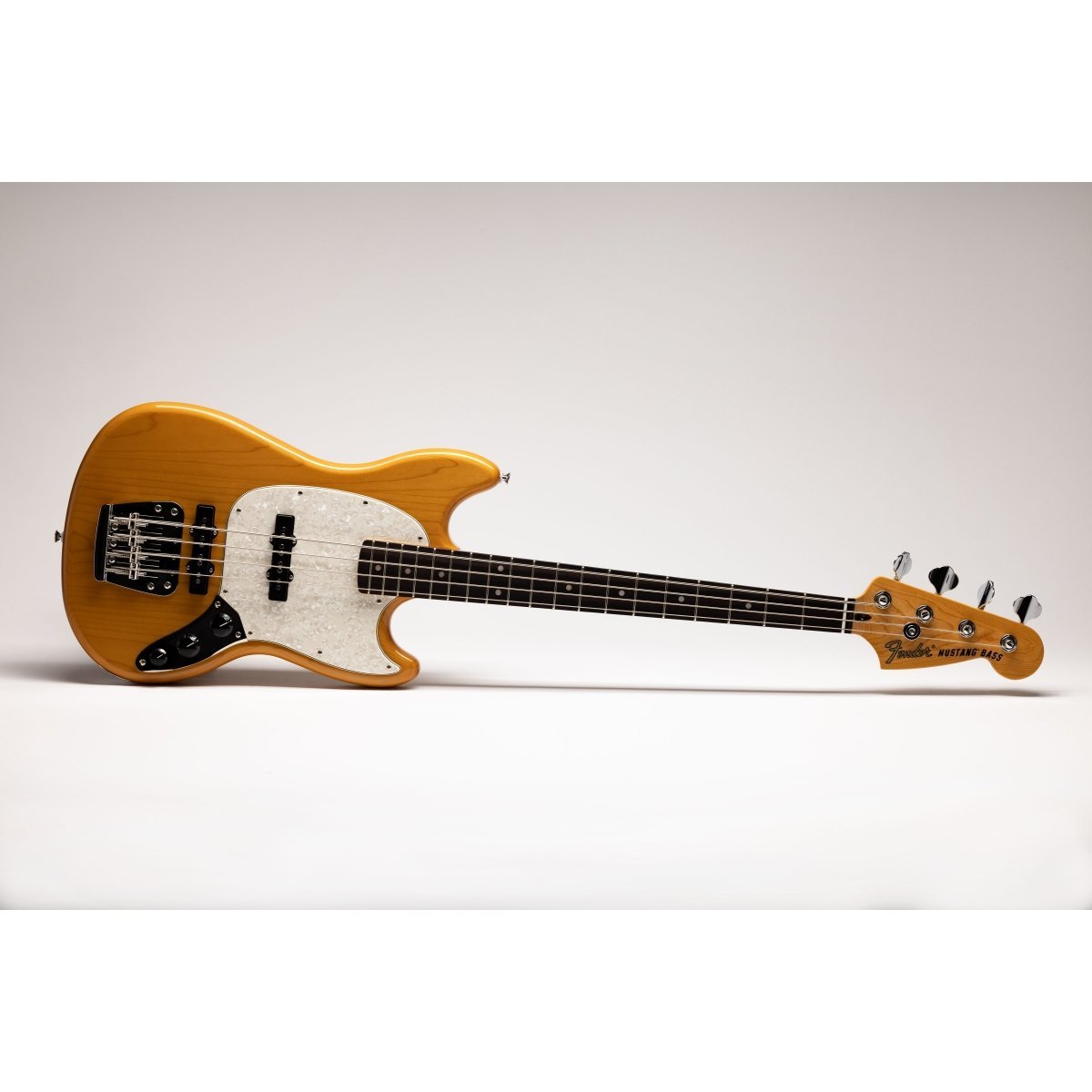 Fender Chilli Beans. Maika Mustang Bass Rosewood Fingerboard Aged