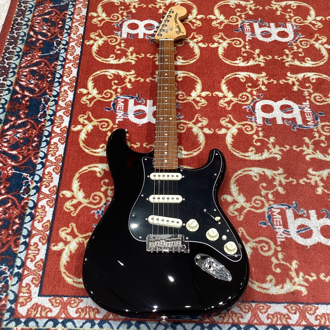 Fender Deluxe Stratocaster®, Pau Ferro Fingerboard, Black【現物