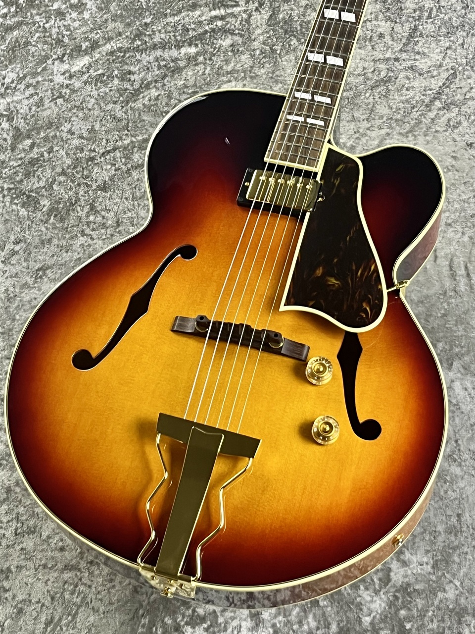セミアコ　ARCHTOP Tribute ゴールド Archtop Tribute 【決算セール!】AT 350 CST【2022'sUSED】【日本製