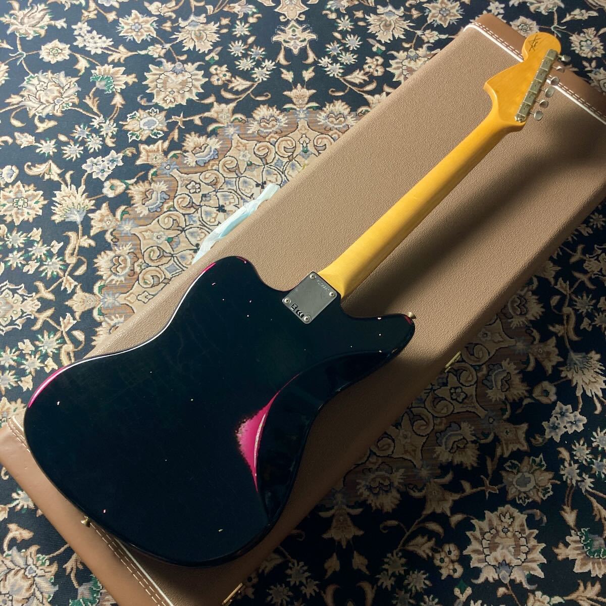Fender Custom Shop 1962 Jaguar Relic / Black MH Over Pink Paisley