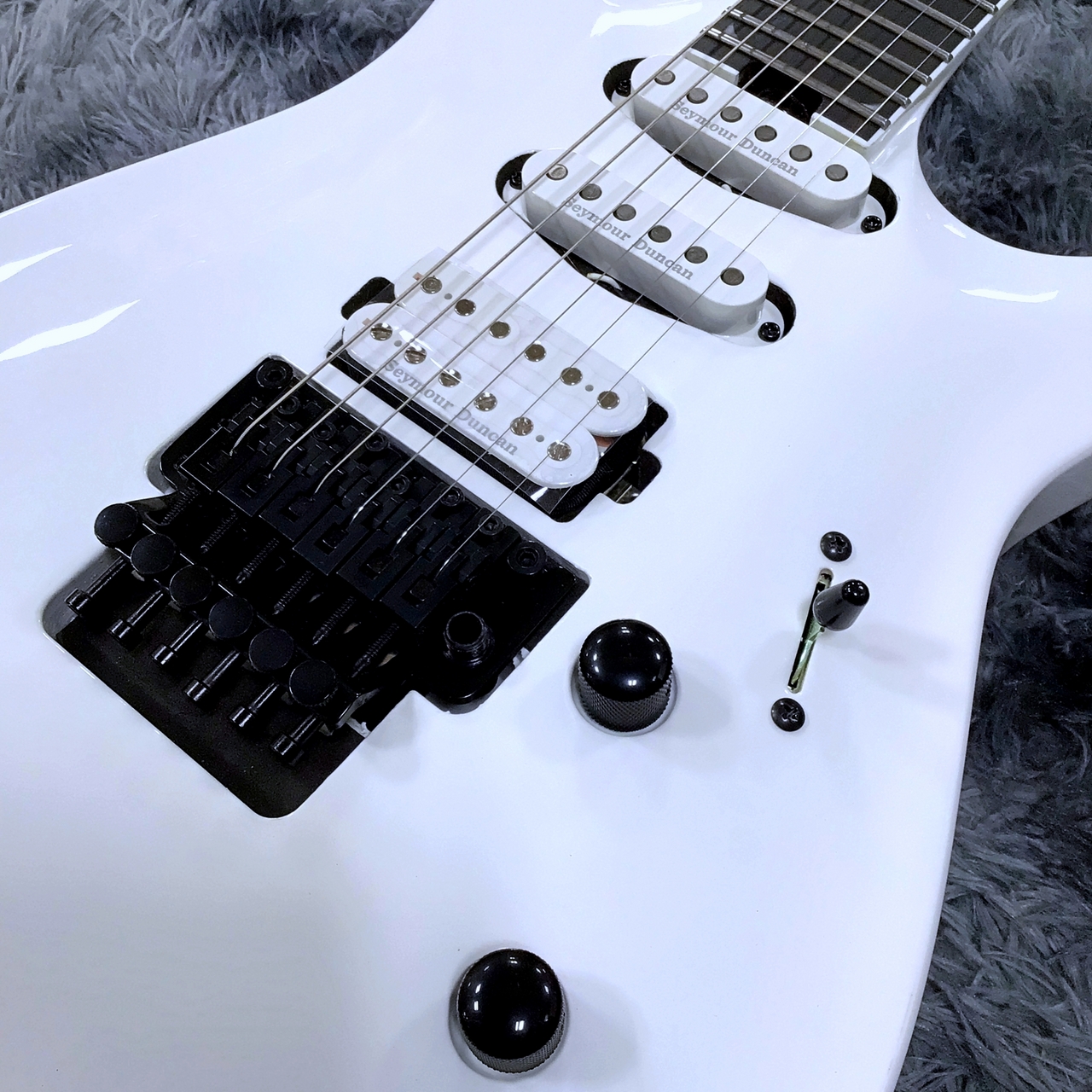 Jackson Pro Plus Series Soloist SLA3 Snow White / Ebony