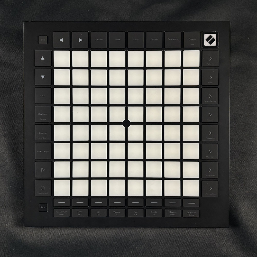 Novation Launchpad Pro mk3 中古美品 Novation Launchpad Pro MK3 USB Live Pad Controller - Black