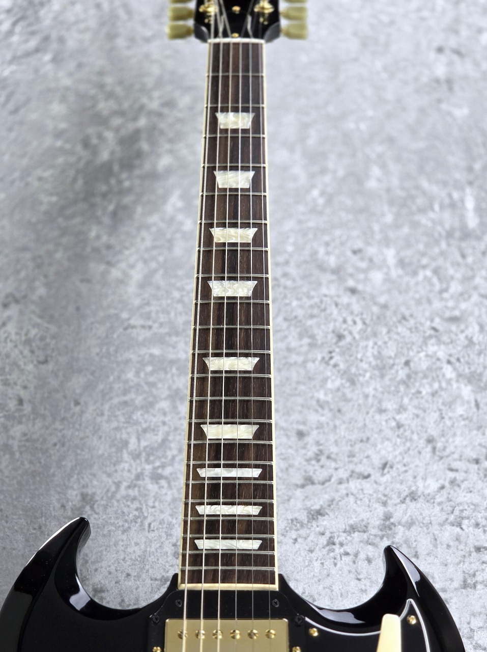 Gibson SG Standard '61 Maestro Vibrola T-Type Ebony Gold Hardware
