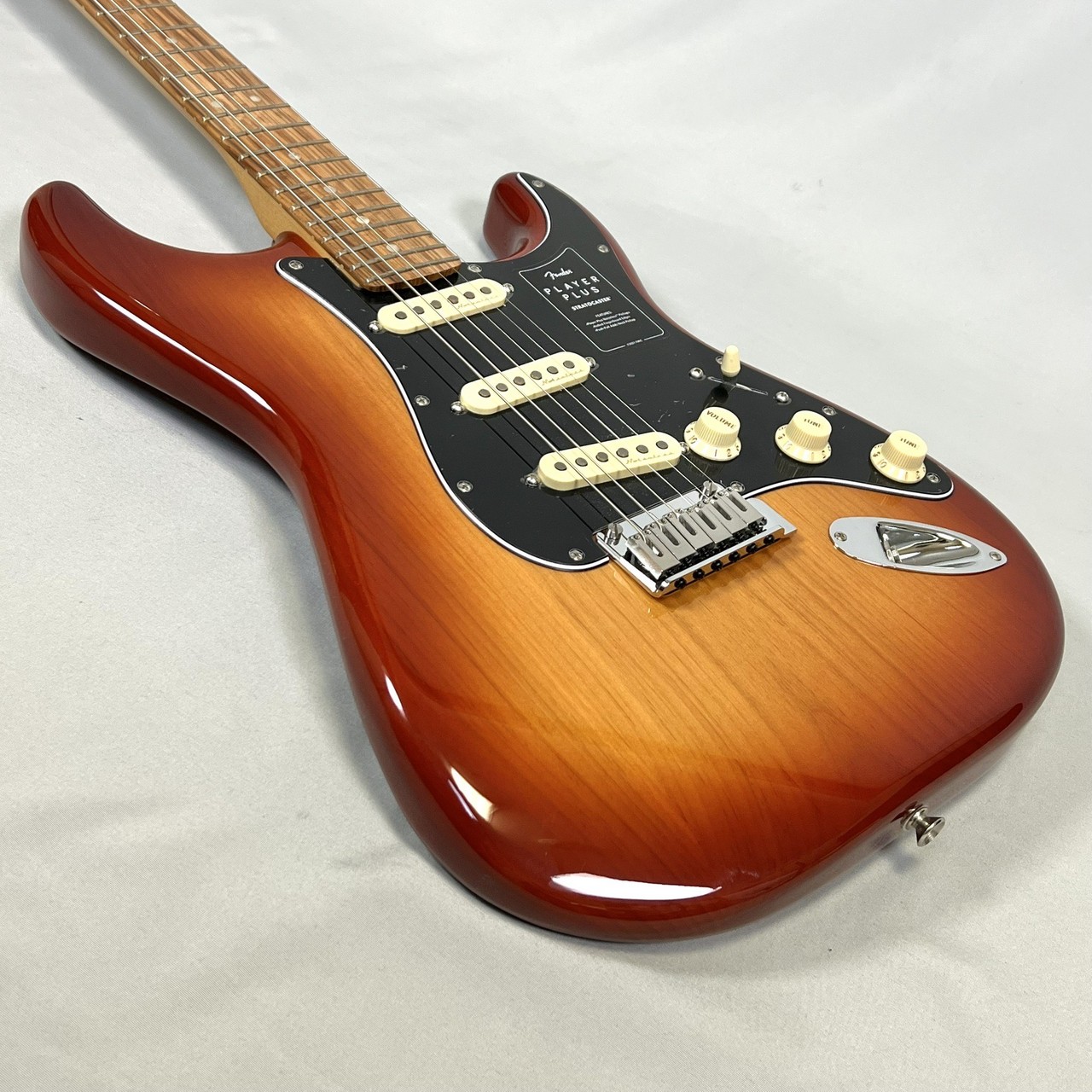 Fender Player Plus Stratocaster®, Pau Ferro Fingerboard, Sienna