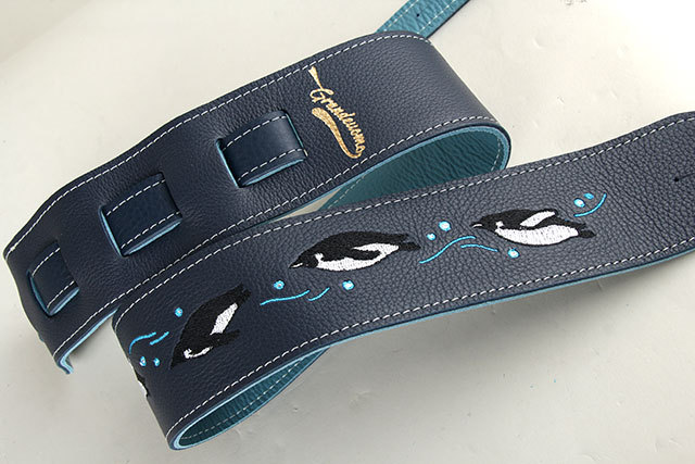 三線 蛇柄 金色刺繍 工工四集、ストラップ付き Grande uomo G-Standard 空飛ぶペンギン刺繍ストラップ ネイビー