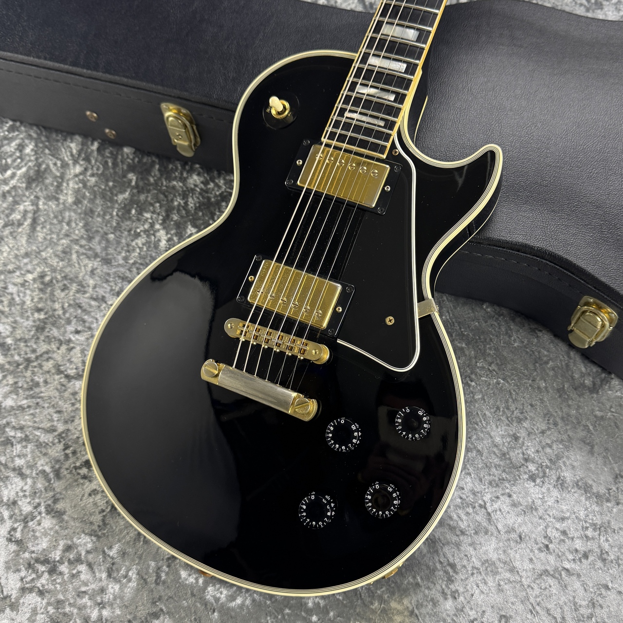 Gibson Les Paul ブラック ギターケース付き Gibson Les Paul ブラック ギターケース付き - メルカリ