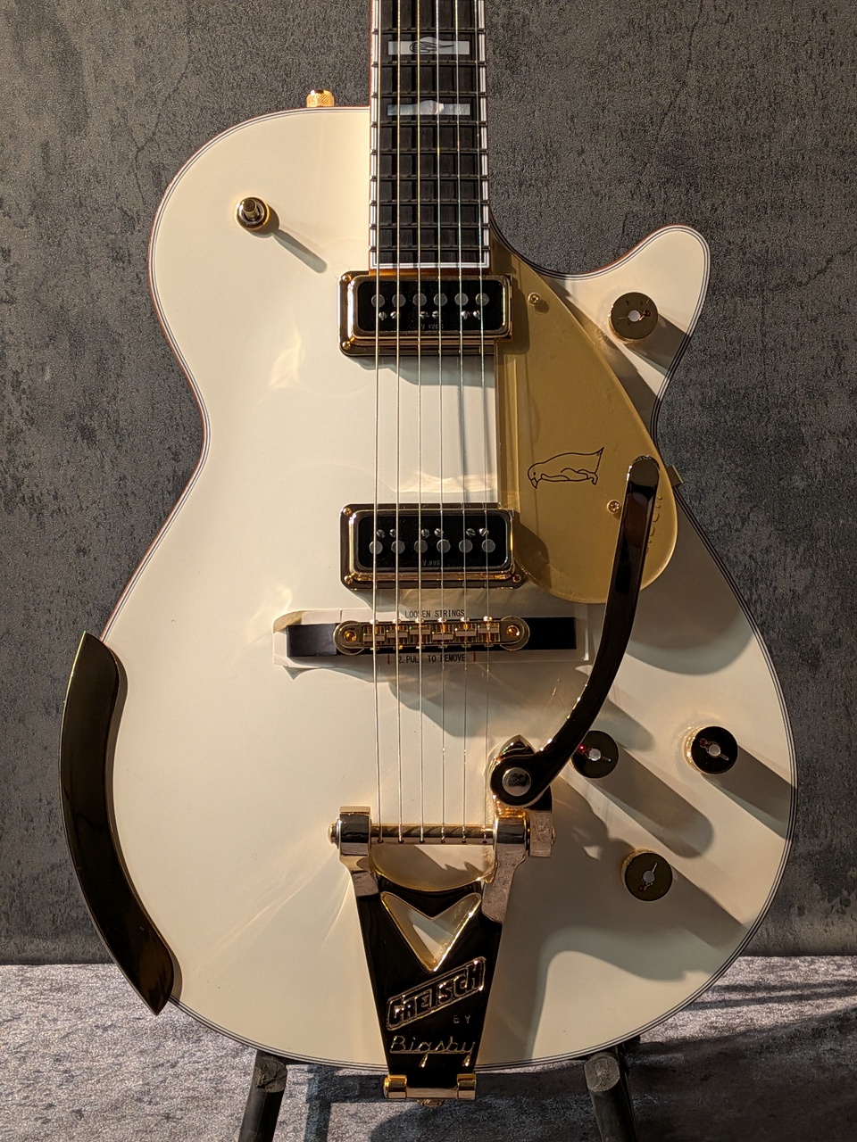 Gretsch G6134TG FSR Penguin with String-Thru Bigsby Vintage White