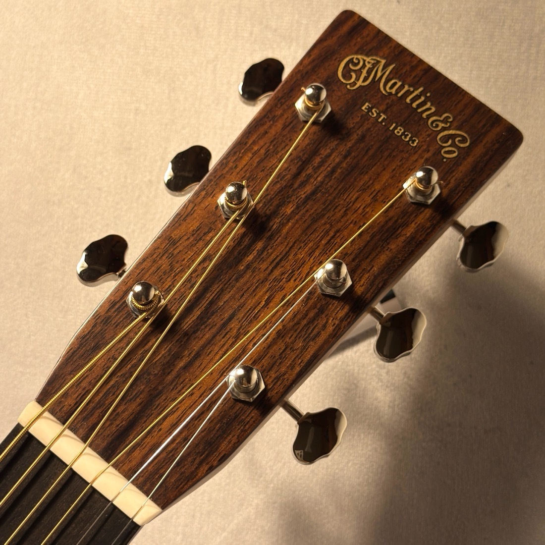 Martin D28 シリアルナンバー入り木製プレートです。 Martin D28 シリアルナンバー入り木製プレートです。 - メルカリ