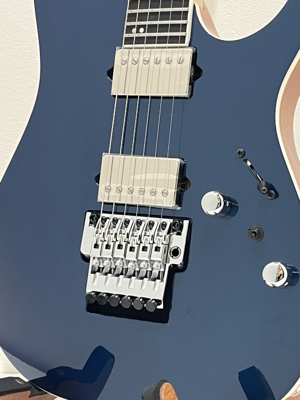 限定 Ibanez RG ディマジオ×2搭載　超軽量 Amazon.com: Ibanez GRX20Z RG Gio Electric Guitar - Black Night