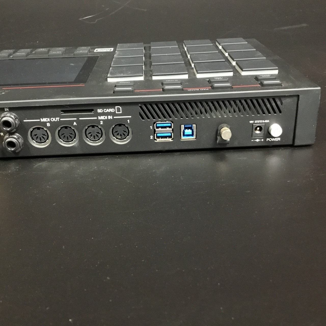 AKAI MPC LIVE【シーケンサー】（中古/送料無料）【楽器検索デジマート】