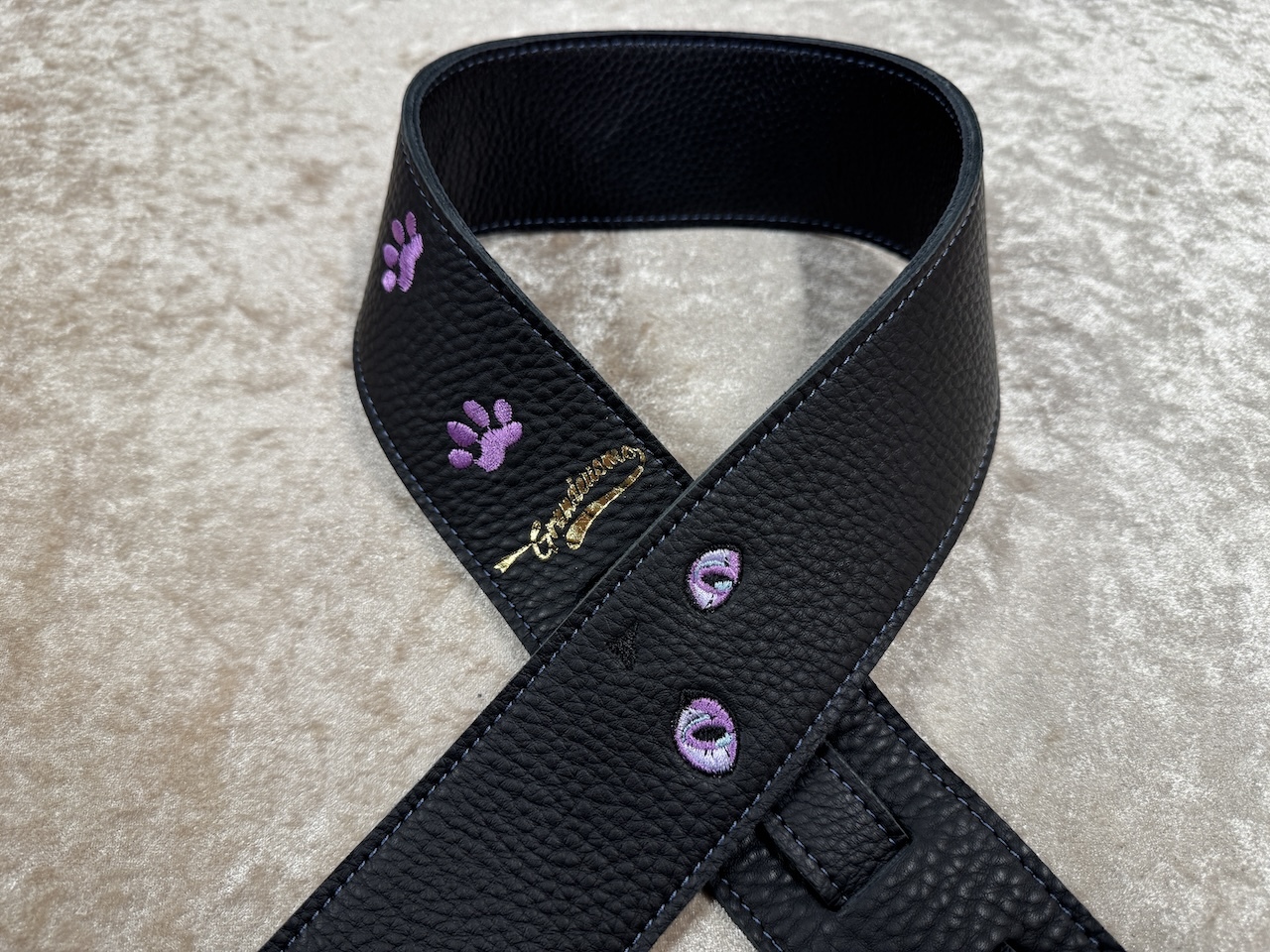 Grande uomo ねこ刺繍ストラップ【タンザナイト】足跡つき（新品