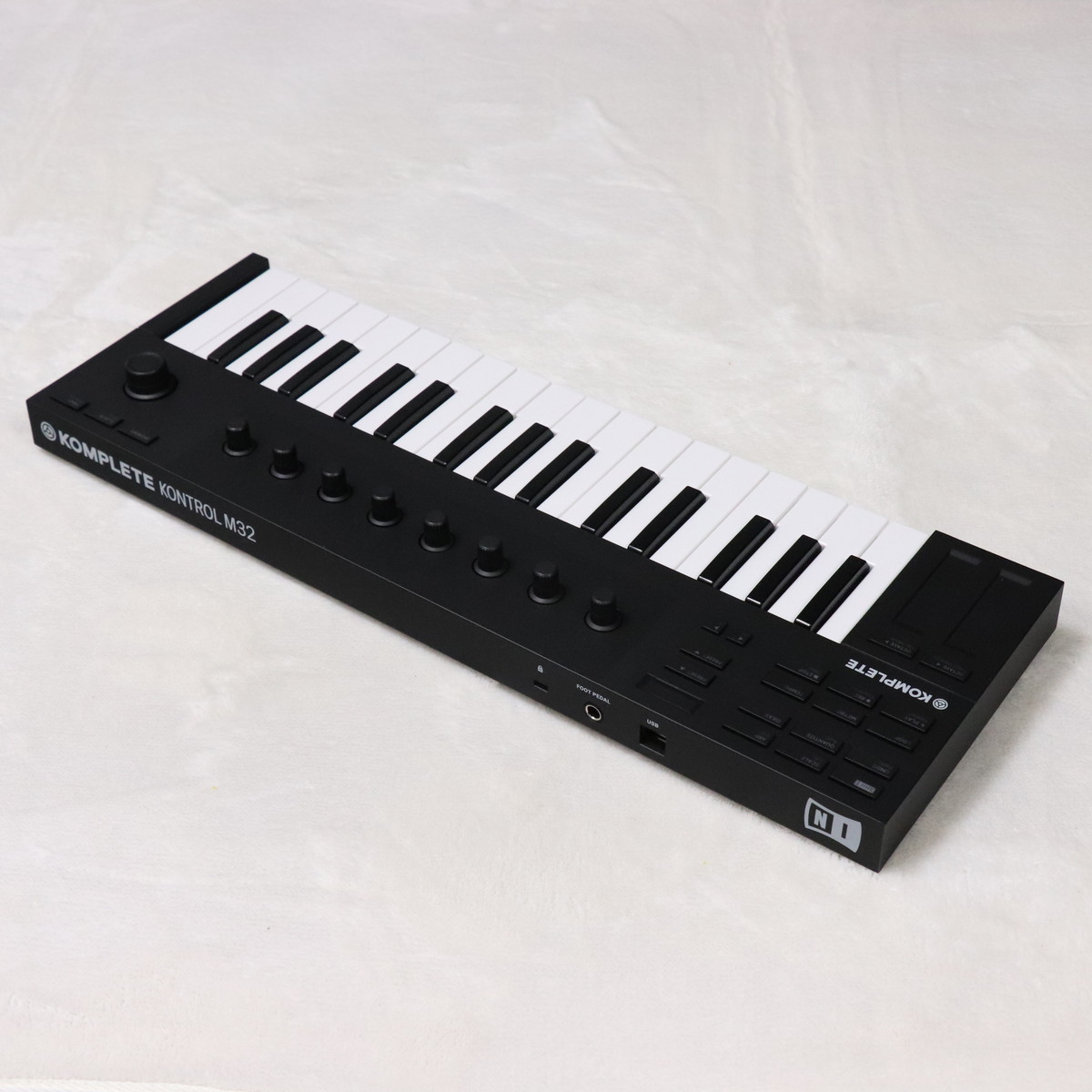 NATIVE INSTRUMENTS Komplete Kontrol M32 【SN